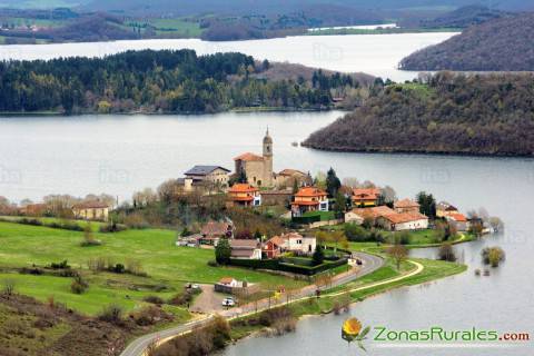 Pueblo de Ullibarri Gamboa rodeado por el embalse de Zadorra