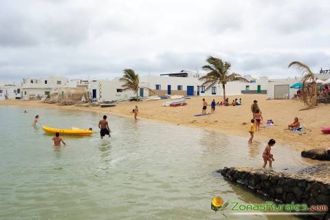 La Graciosa, una casa rural cerca de la isla espaola de los 2 pueblos