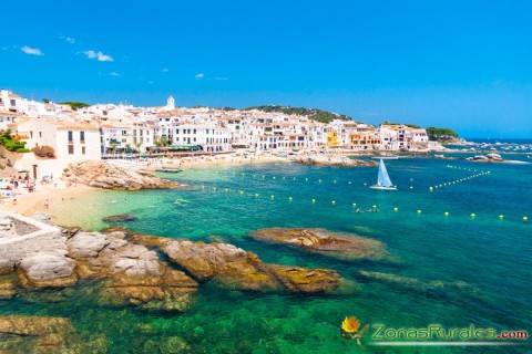 Las bellas calas de la Costa Brava, turismo rural y turismo de playa se dan la mano.