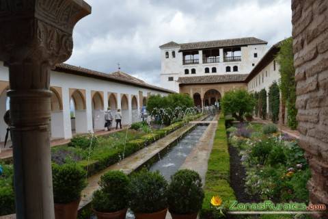 Uno de los patios de La Alhambra