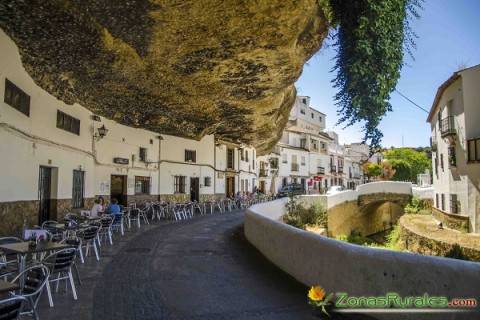 Senetil de las Bodegas, un pueblo blanco bajo las rocas