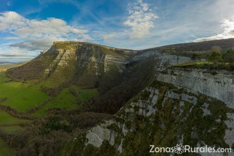 Cascada de San Miguel en el valle de Angulo en Burgos