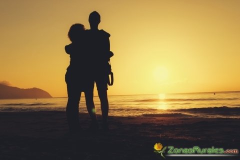 Pareja al atardecer en la playa