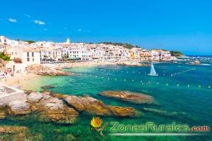 Las bellas calas de la Costa Brava, turismo rural y turismo de playa se dan la mano.