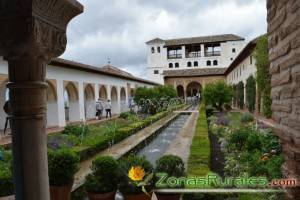 Uno de los patios de La Alhambra